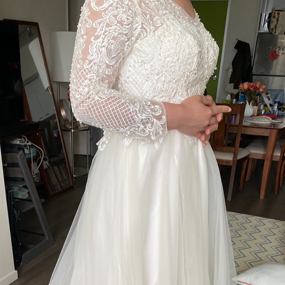 Dresses & Skirts - Long Sleeve Lace Pearl Wedding Dress - size 4-6, new